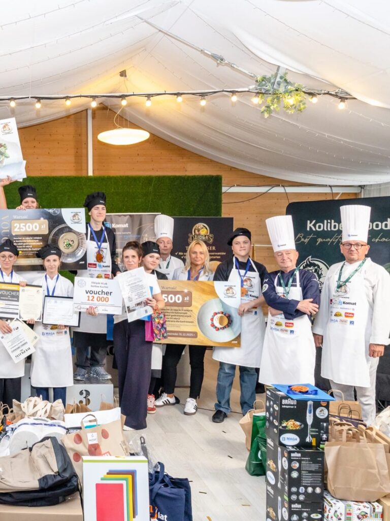 pamiątkowa fotografia zwyciężczyń z panią nauczycielką i organizatorami / Fot. Wyższa Szkoła Turystyki i Hotelarstwa w Gdańsku/Zespól Szkół w Malinowie)