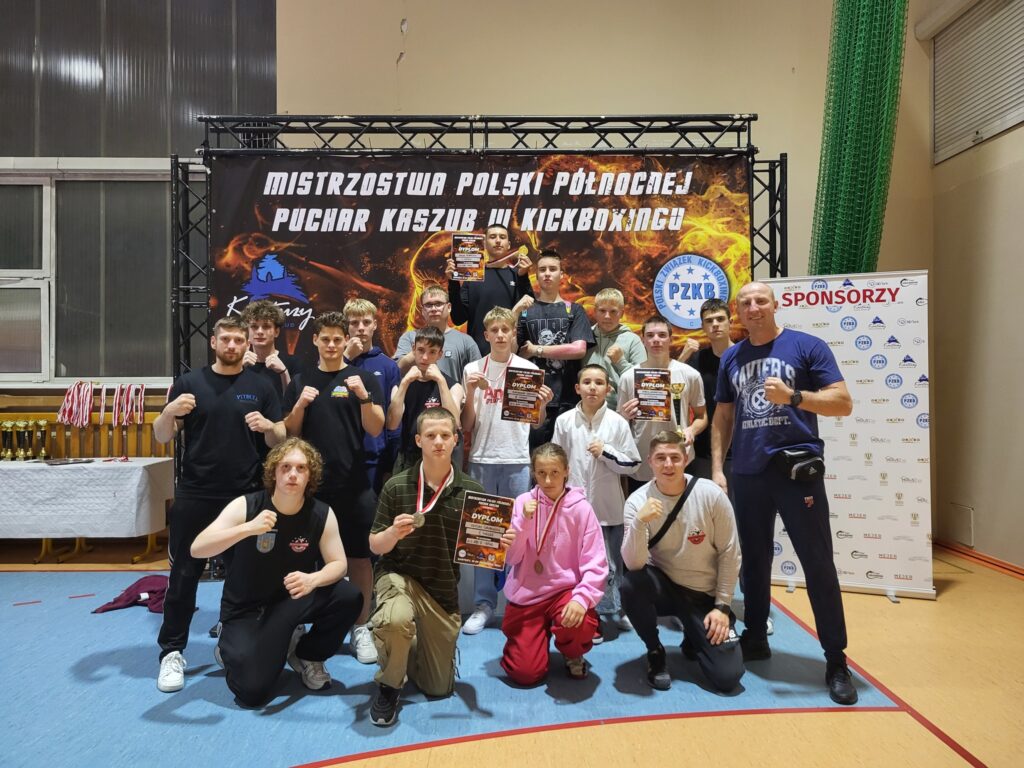 awodnicy KS Kowalkowski Fight Club Działdowo wraz z trenerem Adrianem Kowalkowskim