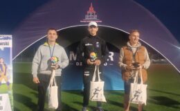 na podium stroją zwycięzcy biegu mężczyzn z kategorii Open, trzymają nagrody i statuetki
