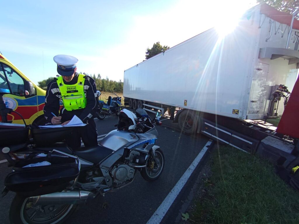Ciężarówka zablokowała drogę ciężarówka biorąca udział w zdarzeniu i policjant na miejscu zdarzenia /fot. policja