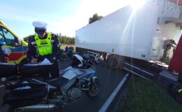 ciężarówka biorąca udział  w zdarzeniu i policjant na miejscu zdarzenia /fot. policja