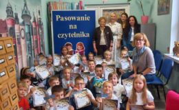 pamiątkowa fotografia uczniów z dyplomami, pań nauczycielek, pani dyrektor i pani bibliotekarki w Szkole Podstawowej nr 3 w Działdowie