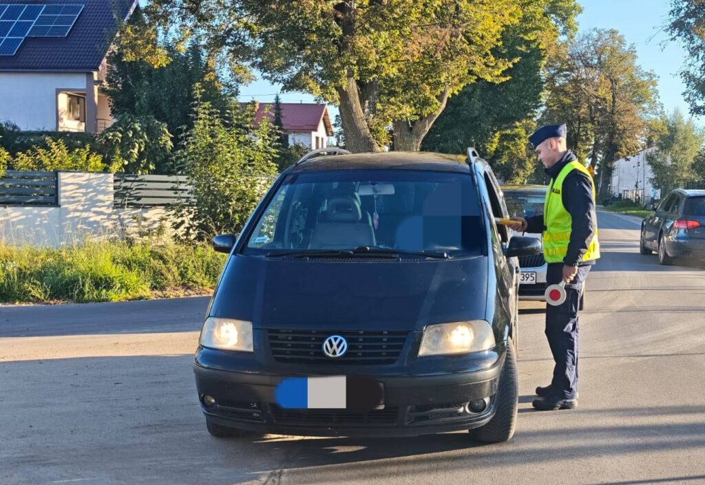 Akcja "Trzeźwość" - dwaj kierowcy "na promilach" działania trzeźwość - kontrola stanu trzeźwości kierującego pojazdem /fot. policja