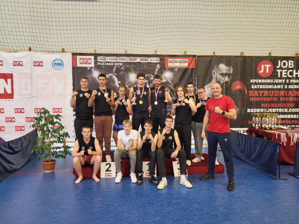 pamiątkowa fotografia zawodników Kowalkowski Fight Club z trenerem