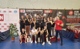 pamiątkowa fotografia zawodników Kowalkowski Fight Club z trenerem