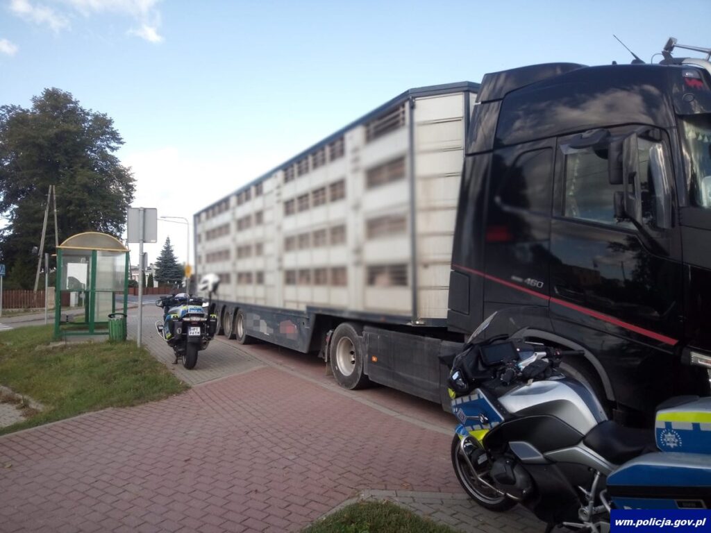 Wsiadł za kierownicę mimo dwóch zakazów prowadzenia aut kontrolowane volvo i policyjne motocykle