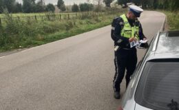 policjant podczas kontroli samochodu w ramach działań "Prędkość"