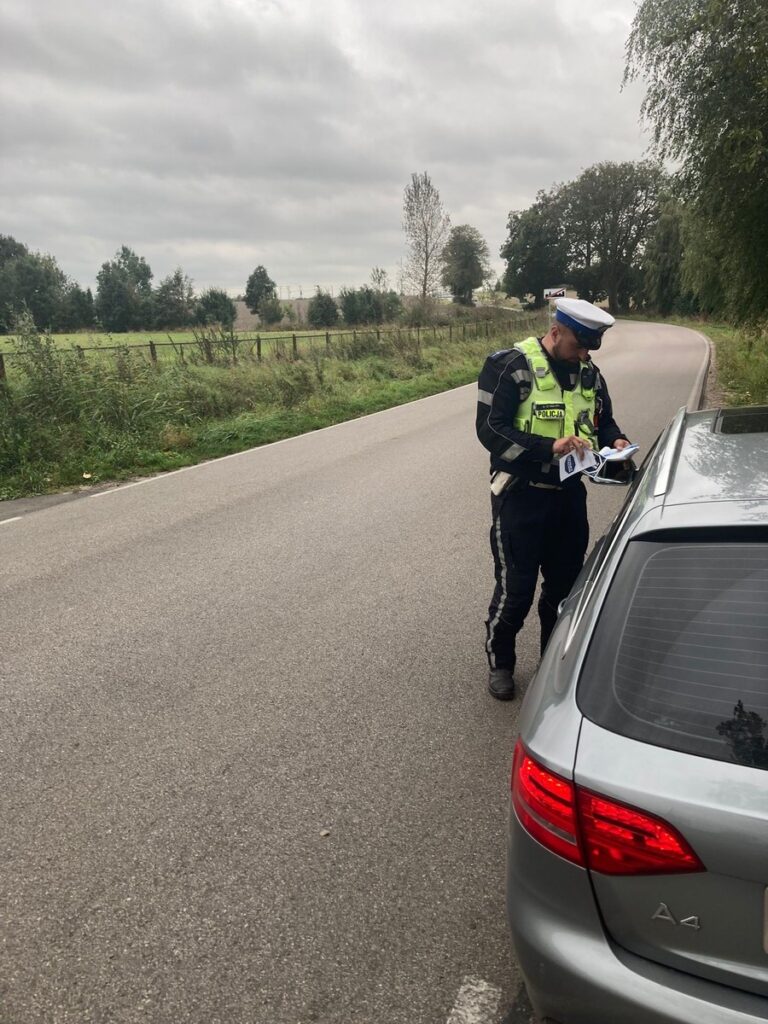 Policjanci podsumowali akcję "Prędkość" policjant podczas kontroli samochodu w ramach działań "Prędkość"