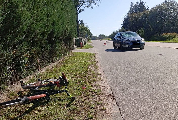 Weekend na drogach - dużo się działo ower leżący w rowie i samochód na drodze w Iłowie-Osadzie