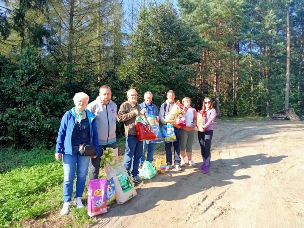 osoby dorosłe trzymają opakowania z karmą dla zwierząt