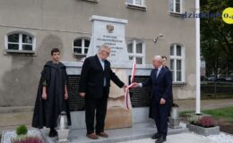 przewodniczący Rady Powiatu Michał Struzik i wicestarosta Krzysztof Aurast odsłaniają pomnik - 2021 r. / fot. Karol Wrombel