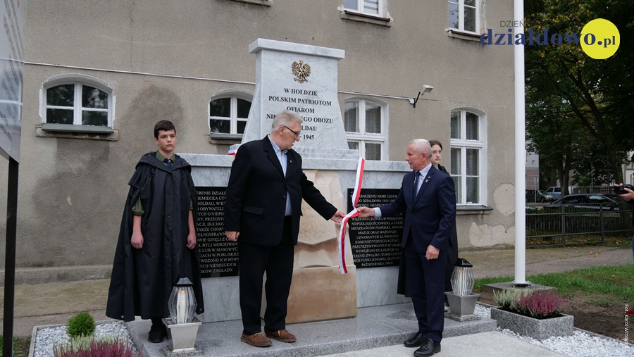 17 września cztery lata temu odsłonięto Pomnik Krzyż na terenie byłego obozu KL Soldau. Kartka z kalendarza przewodniczący Rady Powiatu Michał Struzik i wicestarosta Krzysztof Aurast odsłaniają pomnik - 2021 r. / fot. Karol Wrombel