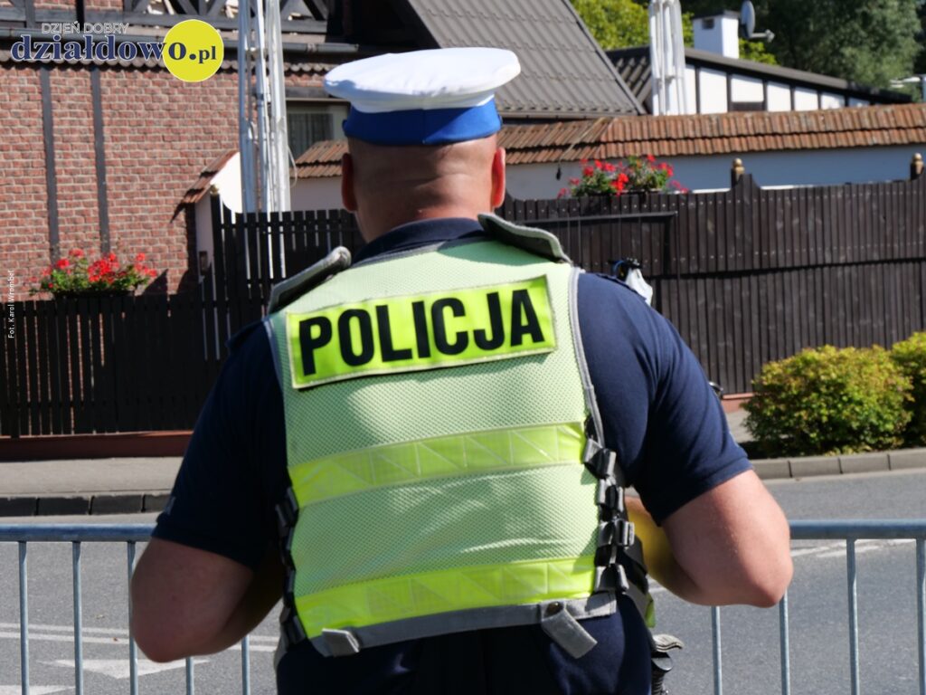 policjant stoi tyłem