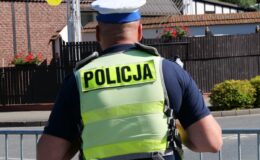 policjant stoi tyłem