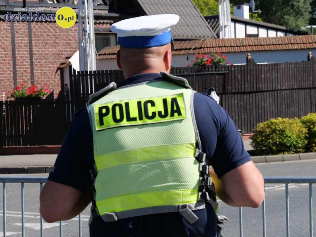 Jechał za szybko, stracił prawo jazdy i 3 tys. zł policjant stoi tyłem