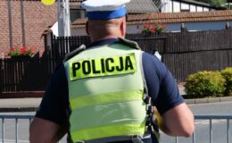 policjant stoi tyłem