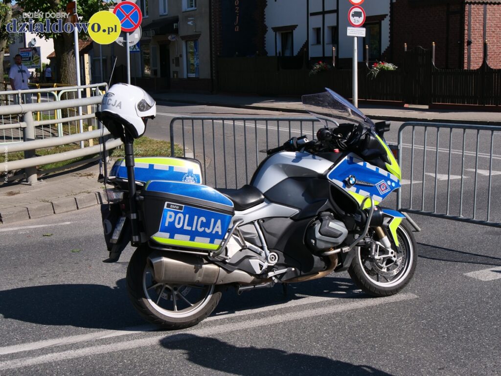 motocykl policyjny na drodze
