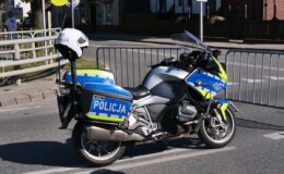 motocykl policyjny na drodze