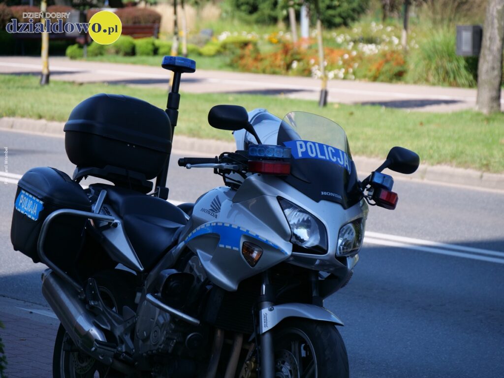 motocykl policyjny na drodze