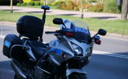 motocykl policyjny na drodze