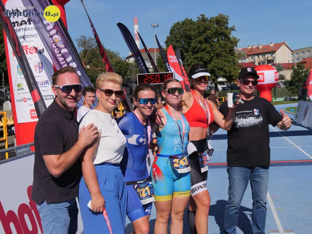 Hoffer Triathlon Działdowo 2025 - to były zawody na wysokich obrotach zawodów Tomasz Galiński wiceburmistrz Izabela Sokolnicka, Małgorzata Harasimiuk-Grodzka, Natalia Salińska, Aleksandra Makuch - zwyciężczynie na dystansie 1/8 IM, wicestarosta Krzysztof Aurast pozują do pamiątkowej fotografii