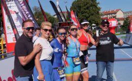 zawodów Tomasz Galiński wiceburmistrz Izabela Sokolnicka, Małgorzata Harasimiuk-Grodzka, Natalia Salińska, Aleksandra Makuch - zwyciężczynie na dystansie 1/8 IM, wicestarosta Krzysztof Aurast pozują do pamiątkowej fotografii