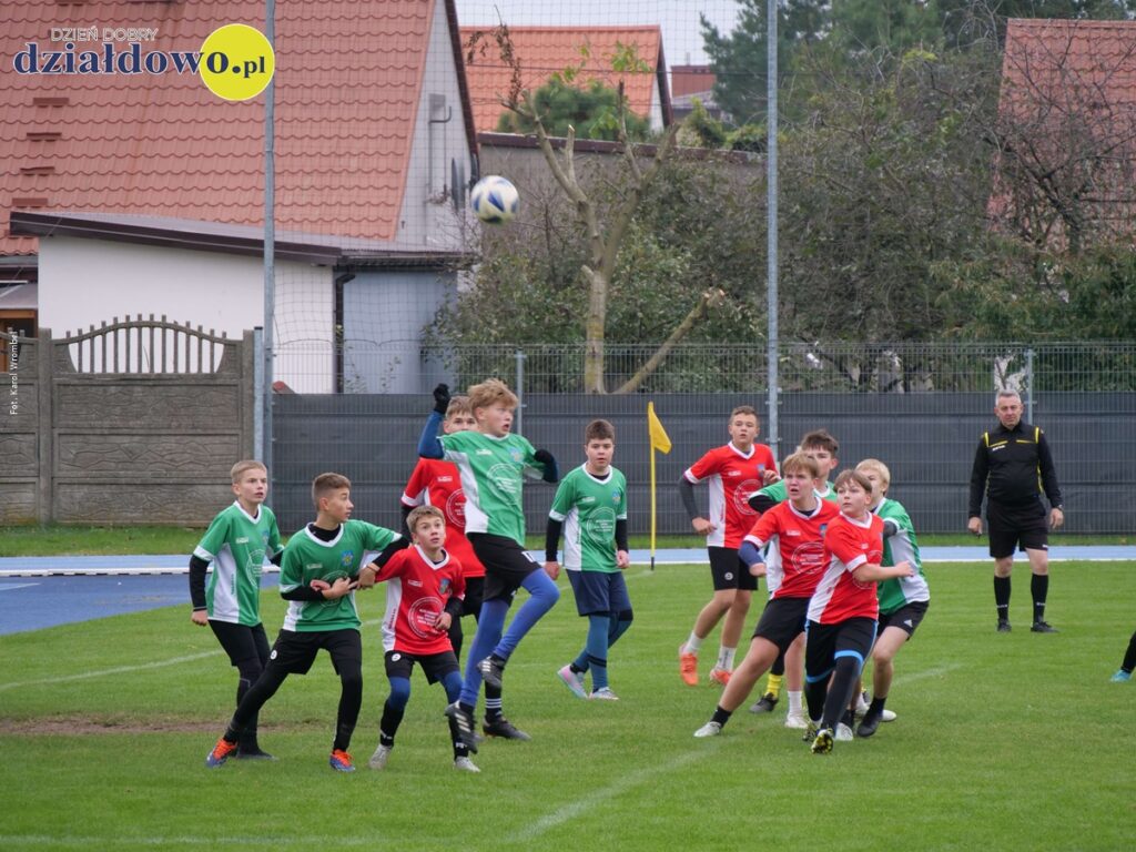 młodzi zawodnicy podczas meczu piłki nożnej na stadionie MOSiR