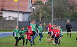 młodzi zawodnicy podczas meczu piłki nożnej na stadionie MOSiR