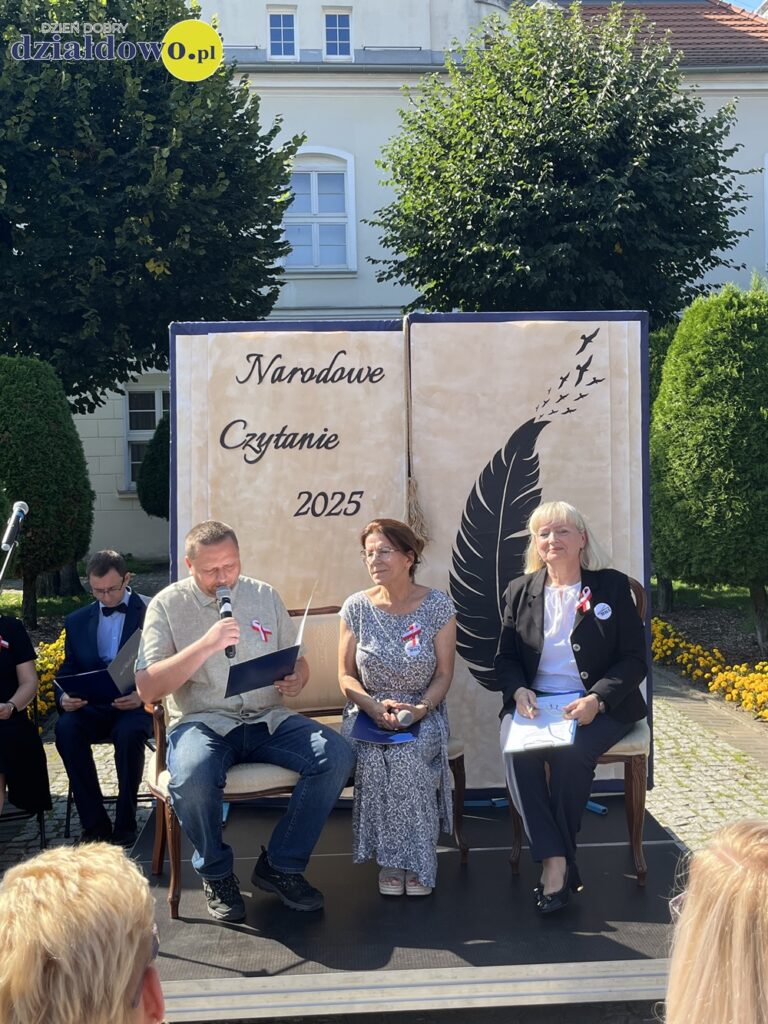 czytają przedstawiciele Działdowskiej Kuźnia Słowa