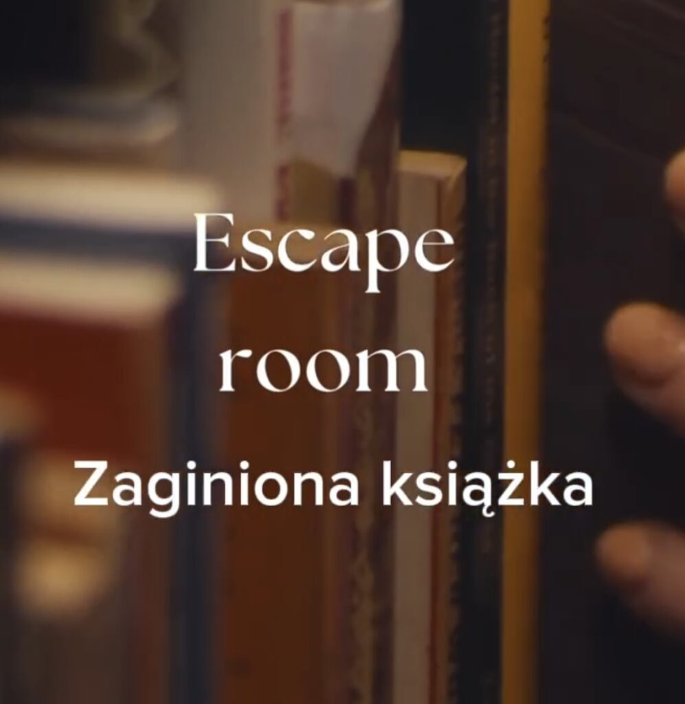 Escape Room w Powiatowej Bibliotece Pedagogicznej regał z książkami - zdjęcie promujące akcję Escape Room w Powiatowej Bibliotece Pedagogicznej w Działdowie