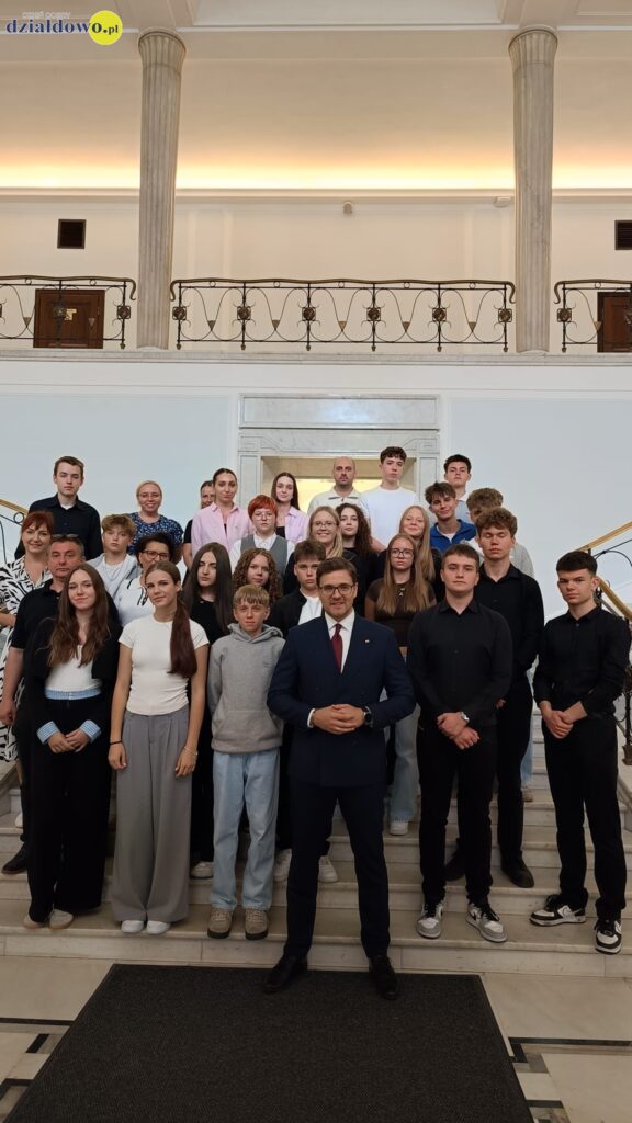 Młodzi radni z wizytą w Sejmie i na Stadionie Legii grupa młodzieży i dorosłych z posłem na Sejm RP Robertem Gontarzem
