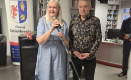 głównym Maria Wilkowska i kurator wystawy Bogdan Sarwiński podczas wernisażu "Znikający błękit" w Miejskiej Bibliotece Publicznej w Działdowie