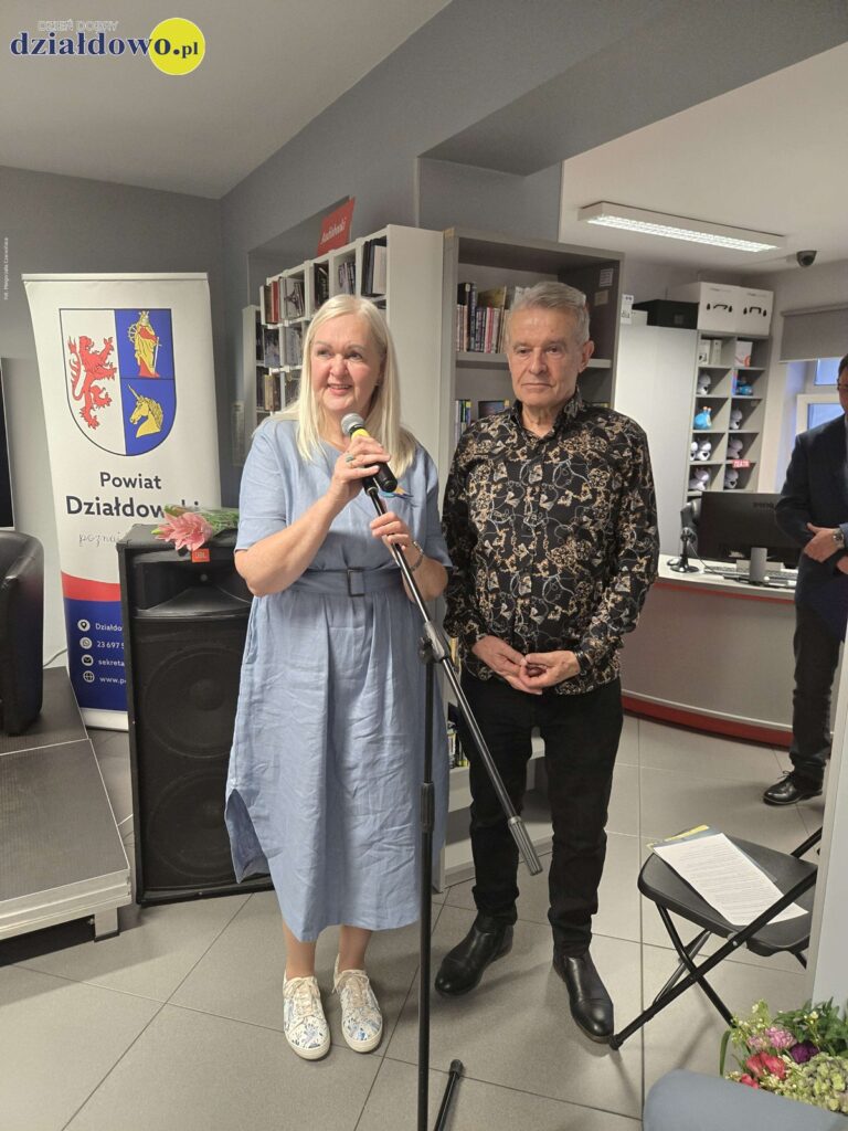 "Znikający błękit" - wernisaż wystawy fotograficznej Marii Wilkowskiej głównym Maria Wilkowska i kurator wystawy Bogdan Sarwiński podczas wernisażu "Znikający błękit" w Miejskiej Bibliotece Publicznej w Działdowie