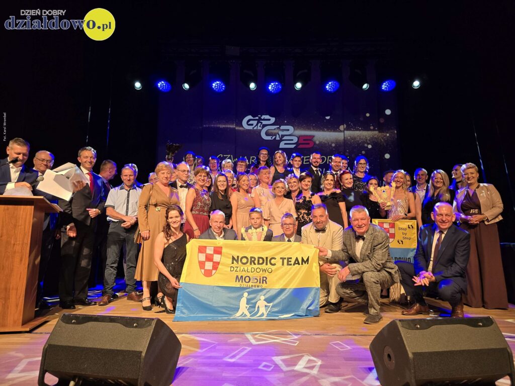 Gala Mistrzów Sportu Grand Prix Cross Polska 2025 - najlepsi z najlepszych na scenie MDK pozuje grupa osób - uczestnicy Grand Prix i goście