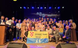 na scenie MDK pozuje grupa osób - uczestnicy Grand Prix i goście