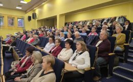 studenci Uniwersytetu Trzeciego Wieku podczas uroczystej inauguracji roku Akademickiego 2025/26 w auli CKU w Działdowie