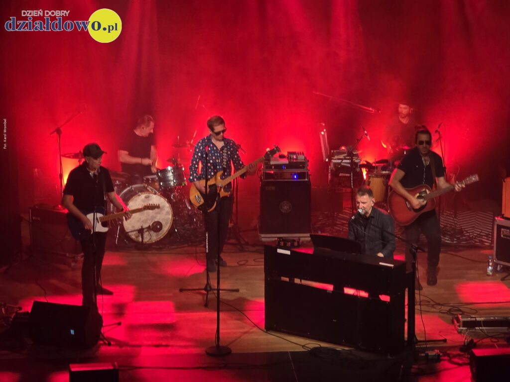 „Sztywny Pal Azji” wystąpił w MDK muzycy występujący na scenie MDK w Działdowie