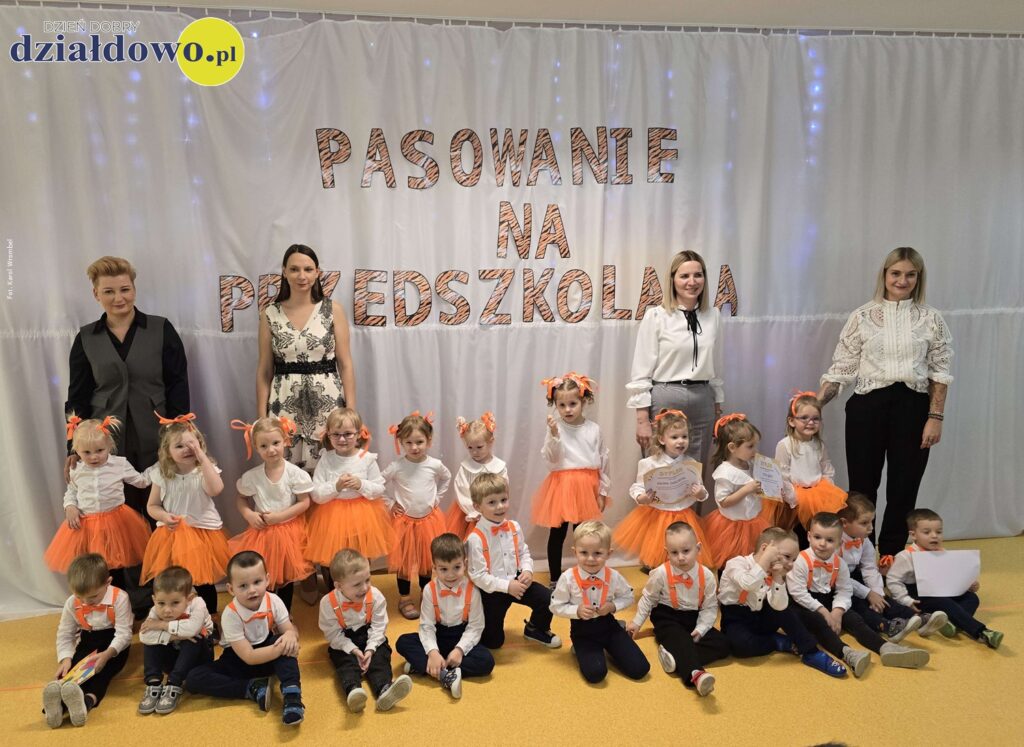 "Tygryski" już po pasowaniu na przedszkolaka grupa "Tygrysków", wychowawczyni Katarzyna Duńska, nauczyciel Kinga Cichocka, wicedyrektor ds. przedszkola Monika Dymkowska i zastępca burmistrza Izabela Sokolnicka