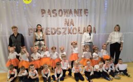 grupa "Tygrysków", wychowawczyni Katarzyna Duńska, nauczyciel Kinga Cichocka, wicedyrektor ds. przedszkola Monika Dymkowska i zastępca burmistrza Izabela Sokolnicka