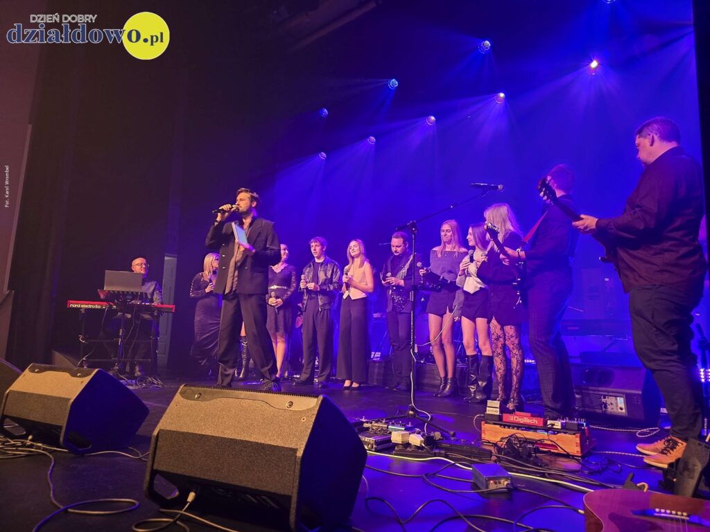 muzycy występujący na scenie MDK podczas koncertu "Muzyczne Zaduszki"