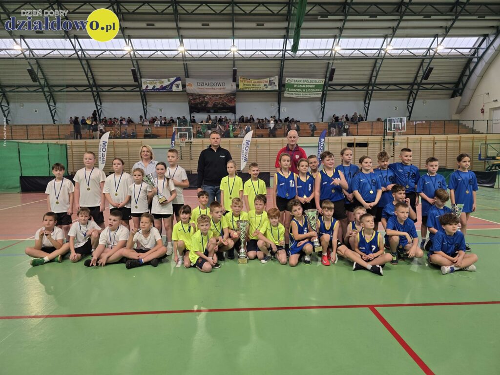 pamiątkowe zdjęcia drużyn wraz z dyrektorem MOSiR i nauczycielami