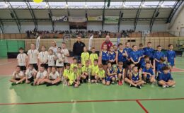 pamiątkowe zdjęcia drużyn wraz z dyrektorem MOSiR i nauczycielami