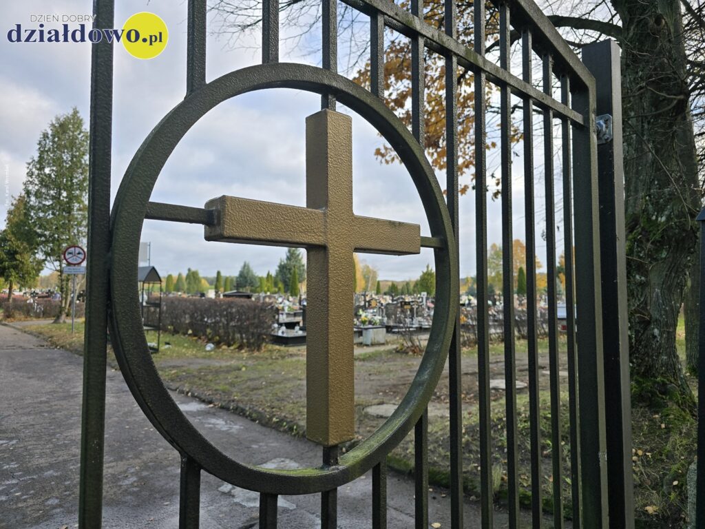 Nie dajmy szansy złodziejom. Odwiedzając cmentarze zachowajmy czujność i rozwagę brama cmentarza komunalnego w Działdowie