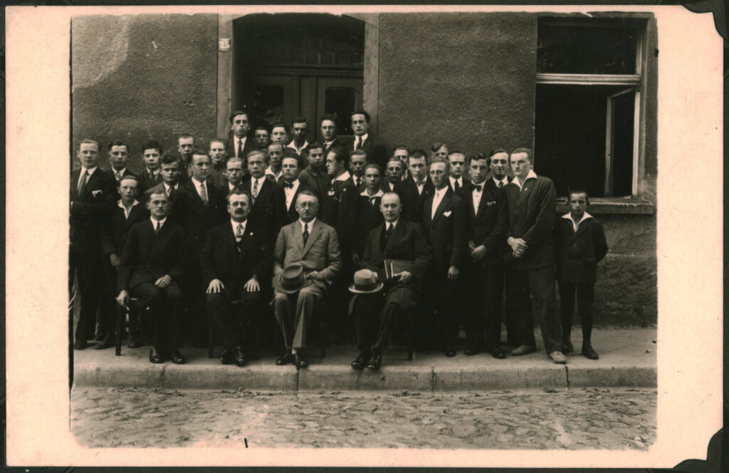 104 lata temu powstało w Działdowie Państwowe Seminarium Nauczycielskie. KARTKA Z KALENDARZA kadra pedagogiczna i studenci, w jasnym garniturze na środku siedzi Józef Biedrawa