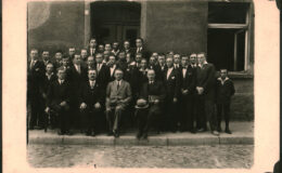 kadra pedagogiczna i studenci, w jasnym garniturze na środku siedzi Józef Biedrawa