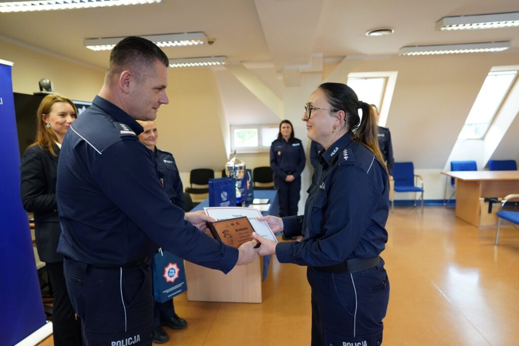 Nasza policjantka laureatką wojewódzkiego konkursu asp. szt. Małgorzata Paprotna z Komendy Powiatowej Policji w Działdowie odbiera gratulacje za zajęcie trzeciego miejsca w eliminacjach do „V Ogólnopolskiego Konkursu dla Policjantów – Oskarżycieli Publicznych” / fot. policja