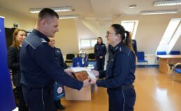 asp. szt. Małgorzata Paprotna z Komendy Powiatowej Policji w Działdowie odbiera gratulacje za zajęcie trzeciego miejsca w eliminacjach do „V Ogólnopolskiego Konkursu dla Policjantów – Oskarżycieli Publicznych” / fot. policja