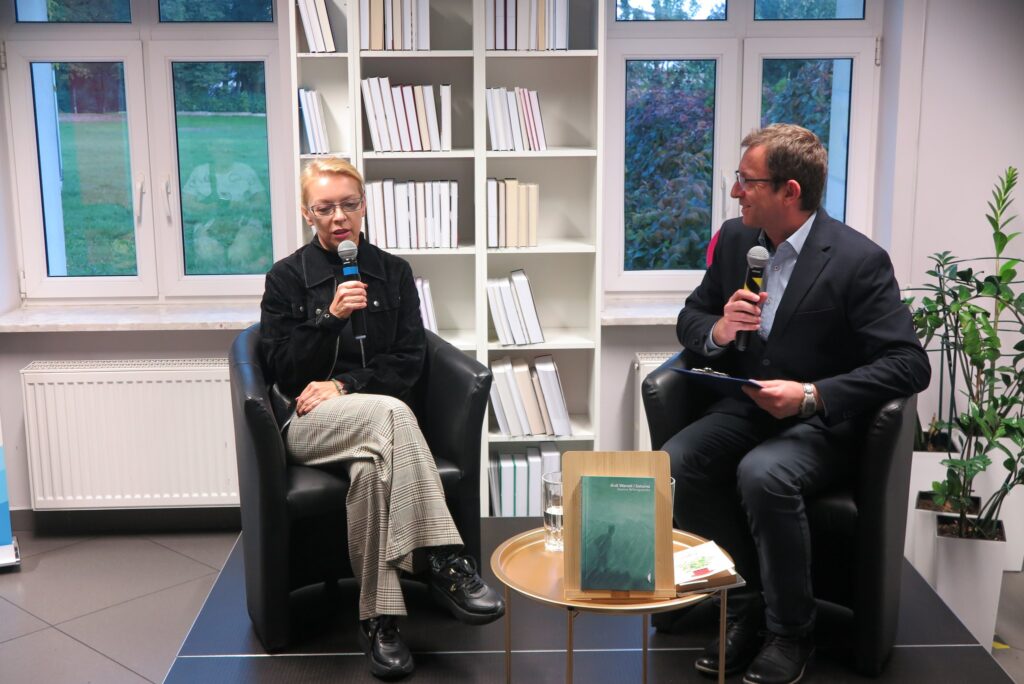 autorka Joanna Wilengowska i prowadzący spotkanie Piotr Kozikowski)