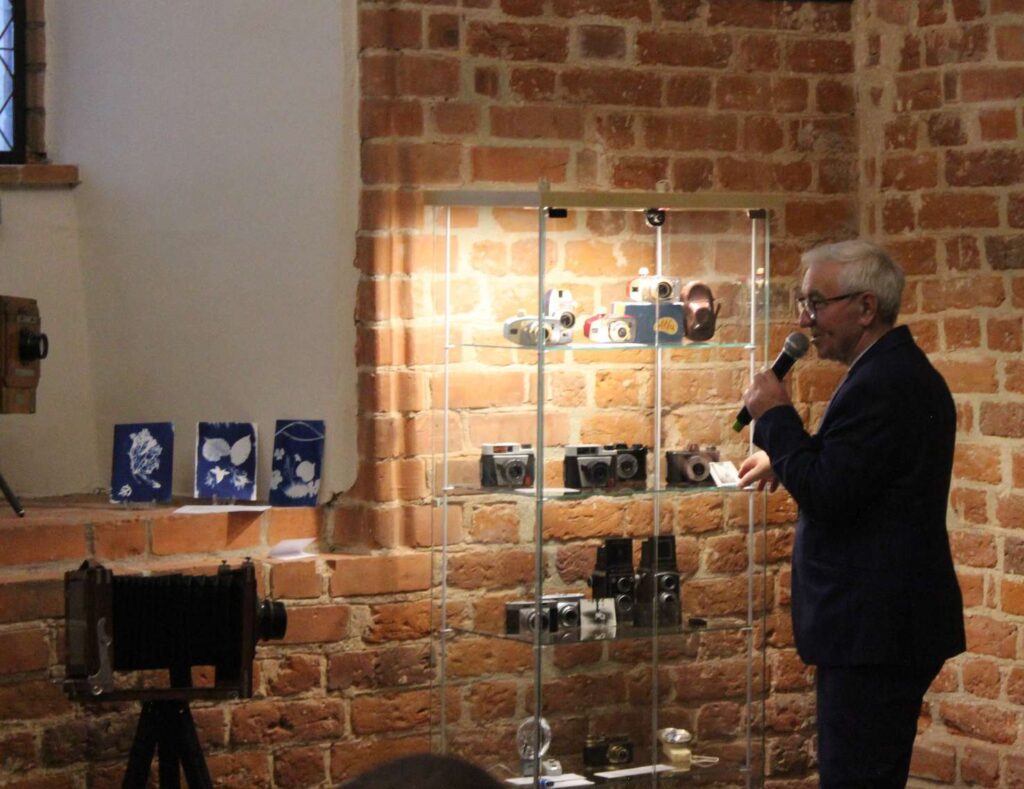 Ryszard Makszyński podczas wernisażu wystawy w kaplicy działdowskiego zamku /fot. archiwum Muzeum Pogranicza