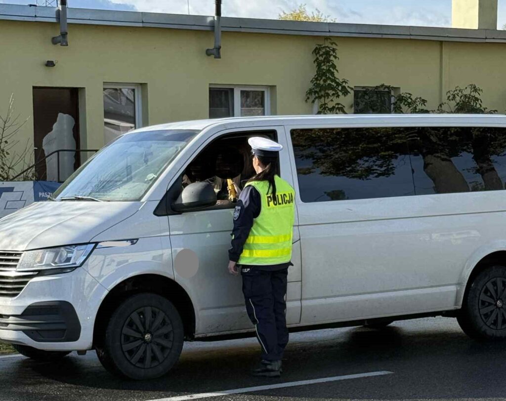 Akcja "Trzeźwy poranek" działania trzeźwość w powiecie działdowskim, widać policjantkę kontrolującą kierowcę samochodu /fot. policja
